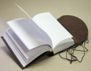 Kniha s klopou a vázáním