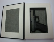 Ukázka darovací kazety na pistoli ve tvaru knihy